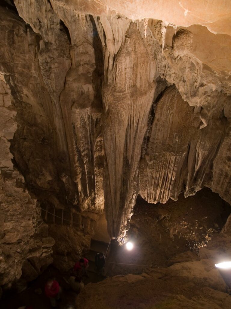 Villanúa. Cueva de las Güixas 2